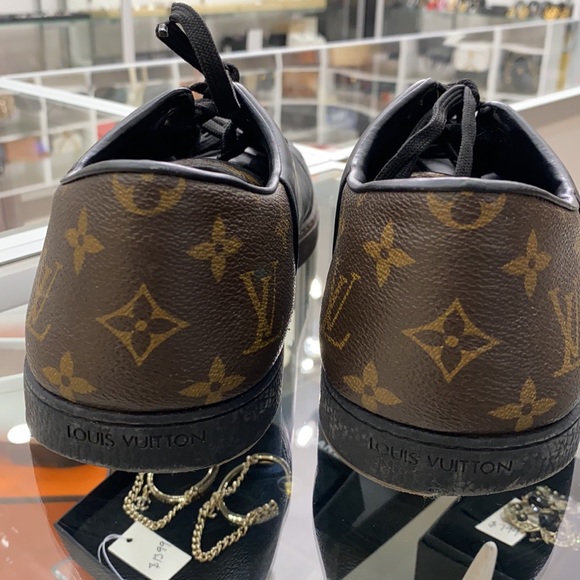 Louis Vuitton - Picture 3 of 6